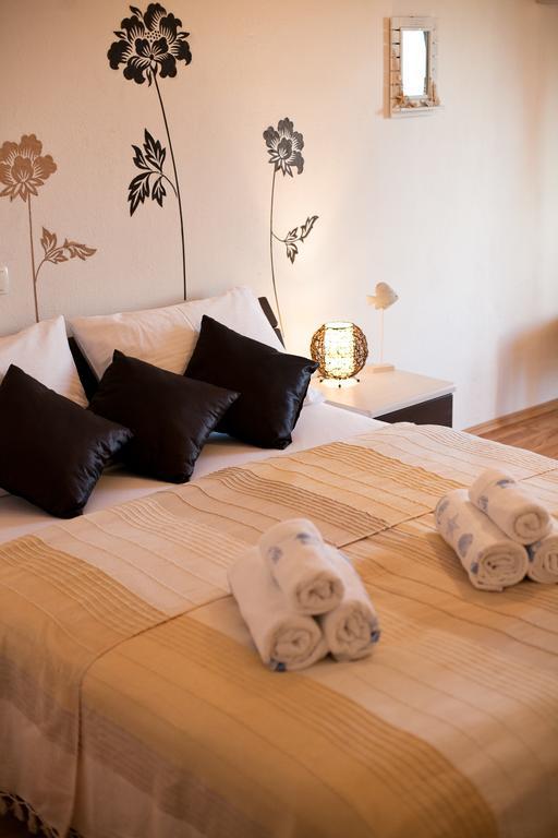 Apartments Mediterranea With Heated Pool Pisak Exterior photo