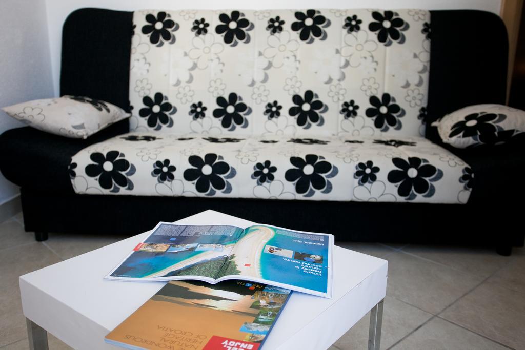 Apartments Mediterranea With Heated Pool Pisak Exterior photo